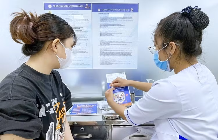 Nhân viên y tế tư vấn tiêm vắc xin phòng bệnh dại cho người dân tại Hệ thống tiêm chủng VNVC. Ảnh: Phong Lan/Nguồn HNM