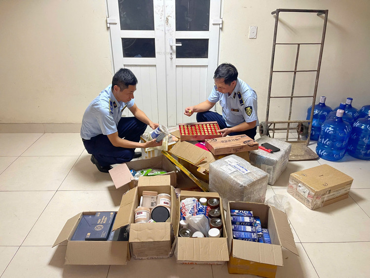 Đội QLTT số 1 kiểm đếm tang vật tạm giữ.