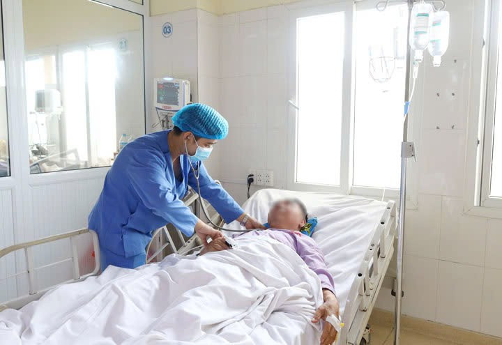 Bác sĩ kiểm tra sức khỏe cho người bệnh/ Ảnh Bệnh viện Việt Nam - Thụy Điển Uông Bí