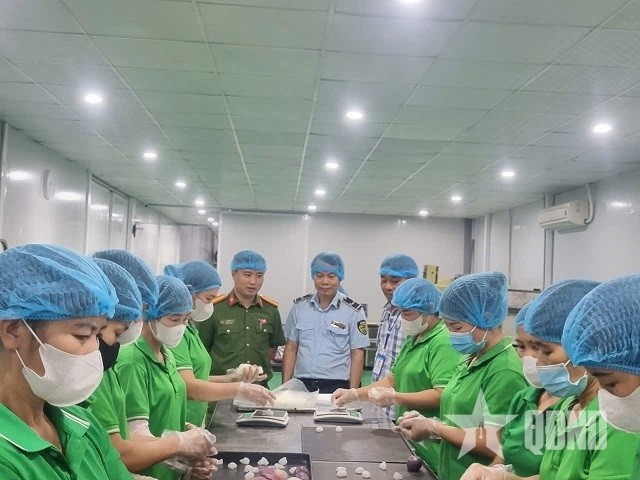 Đội Quản lý thị trường số 24 và lực lượng chức năng xã Sơn Đồng kiểm tra quy trình làm bánh Trung thu tại Công ty cổ phần Thực phẩm sức khỏe Baker Baking Food. Ảnh QĐND
