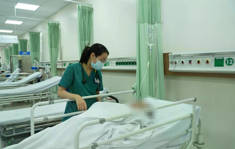 Bệnh nhân nhập viện sau khi ăn bánh mì đang được theo dõi tại Bệnh viện Quân y 175. Ảnh BV