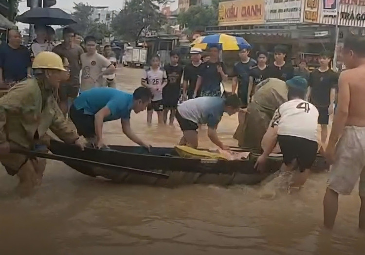 Lực lượng chức năng và người dân đưa các nạn nhân bị ngạt khí đi cấp cứu/Ảnh tienphong.vn