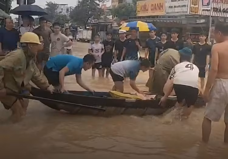 Lực lượng chức năng và người dân đưa các nạn nhân bị ngạt khí đi cấp cứu/Ảnh tienphong.vn