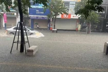 Mưa lớn, nhiều tuyến đường ngập sâu ở Nghệ An