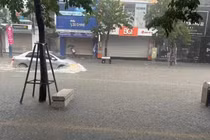 Mưa lớn, nhiều tuyến đường ngập sâu ở Nghệ An