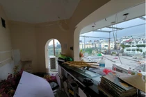 Tiểu thương hối hả chuyển đồ đạc khỏi tòa nhà “Hàm cá mập”