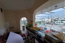 Tiểu thương hối hả chuyển đồ đạc khỏi tòa nhà “Hàm cá mập”