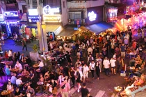 TP HCM: Nhộn nhịp trước thời khắc giao thừa 2025 ở phố Tây Bùi Viện