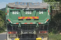 Cận cảnh đoàn xe chở cát ướt lưu thông trên quốc lộ 14B Quảng Nam
