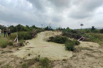 Tận mục hiện tượng lạ ở Phú Yên: Bùn phun trào, nhiều vết nứt rộng 