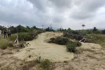 Tận mục hiện tượng lạ ở Phú Yên: Bùn phun trào, nhiều vết nứt rộng 