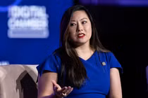 “Bóng hồng” gốc Việt nào được Tổng thống Trump chọn đứng đầu cơ quan tiền ảo? 