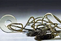 Chuyên gia hoảng hồn tìm thấy vật thể “xuyên không” trong mộ cổ