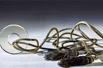 Chuyên gia hoảng hồn tìm thấy vật thể “xuyên không” trong mộ cổ