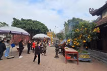 Hải Dương: Đền cổ nườm nượp khách đến lễ đầu xuân