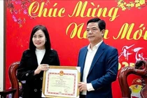 Hải Dương: Người phụ nữ cứu 3 học sinh đuối nước được tặng bằng khen