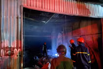 Giải cứu 5 người mắc kẹt trong vụ cháy nhà dân ở Hải Dương