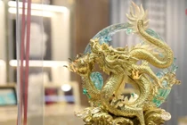 Tượng rồng dát vàng 9999 gây sốt ngày vía Thần Tài 