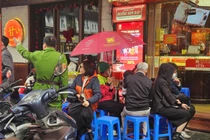 Trước ngày vía Thần Tài: “Đội mưa lạnh” chờ mua vàng 