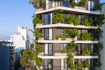 Cận cảnh tòa nhà phủ cây xanh ở Đà Nẵng khiến báo Mỹ tấm tắc khen