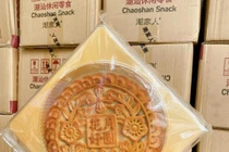 Cận cảnh bánh trung thu khổng lồ “gây bão” thị trường Việt 