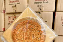 Cận cảnh bánh trung thu khổng lồ “gây bão” thị trường Việt 