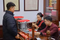 Giá vàng lập đỉnh, người Hà Nội xếp hàng mua trước ngày Thần tài