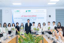 Trao học bổng cho 40 sinh viên xuất sắc của Đại học Quốc Gia Hà Nội