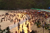 Khách đến Cát Bà "cán đích" khoảng 6 vạn lượt dịp nghỉ lễ 30/4-1/5