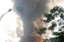 Quốc lộ 1A tắc nghẽn giao thông vì cháy biển quảng cáo