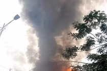 Quốc lộ 1A tắc nghẽn giao thông vì cháy biển quảng cáo