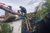 Thanh Hóa: Nhiều nhà dân ở huyện miền núi bị tốc mái do giông lốc