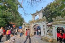 Dòng người chen chân đi lễ đền Chợ Củi