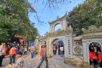 Dòng người chen chân đi lễ đền Chợ Củi