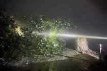 Đường lên Cửa khẩu quốc tế Cầu Treo tắc nghẽn do sạt lở