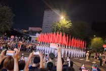 TP HCM: Hàng nghìn người dân háo hức chào đón đoàn quân diễu binh hợp luyện