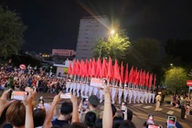 TP HCM: Hàng nghìn người dân háo hức chào đón đoàn quân diễu binh hợp luyện