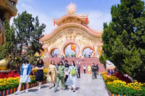 TP HCM: Người dân hân hoan du xuân ngày Mùng 1 Tết Ất Tỵ