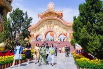 TP HCM: Người dân hân hoan du xuân ngày Mùng 1 Tết Ất Tỵ