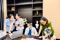 Tháo gỡ biển hiệu phòng khám “chui“ tại Gia Lai