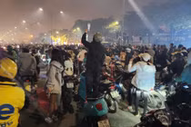 Hà Nội: Muôn kiểu xem bắn pháo hoa chào 2025 “độc lạ” ở Mỹ Đình