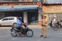 Vượt đèn đỏ... còn “ăn vạ” đòi giấy phép lái xe 