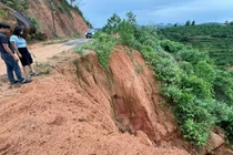 Lâm Đồng: Quả đồi xuất hiện vết nứt lớn, nguy cơ sạt lở