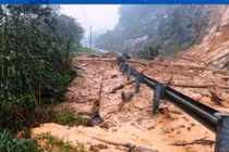 Cận cảnh sạt lở nghiêm trọng trên đèo Khánh Lê đi Đà Lạt 