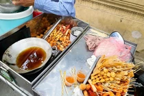 Đồ ăn vặt cổng trường gắn liền với hiểm họa về an toàn thực phẩm