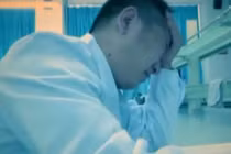 Bác sĩ thường xuyên chóng mặt, lắp camera phát hiện chuyện khủng khiếp 