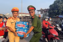 CSGT “tiếp sức” người dân về miền Tây nghỉ Tết 