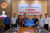 Chủ tịch Phan Xuân Dũng trao hỗ trợ đồng bào vũng lũ Nguyên Bình