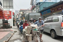 Cận Tết, làng gốm sứ Bát Tràng nhộn nhịp cả ngày 