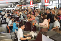 Vé máy bay Tết tăng “nóng”, nhiều gia đình hủy kế hoạch về quê ăn Tết
